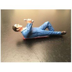 Hombre mecánico tumbado con peto azul - Miniatura 1:32 - ADF 32107
